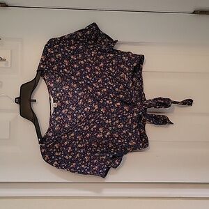 Floral Cropped Knit Shirt with a bow